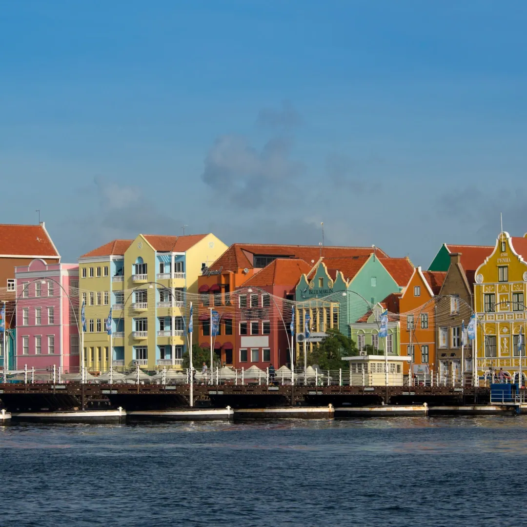 Willemstad, capital de Curazao, con sus famosas fachadas coloniales de colores frente al puerto y el mar Caribe.