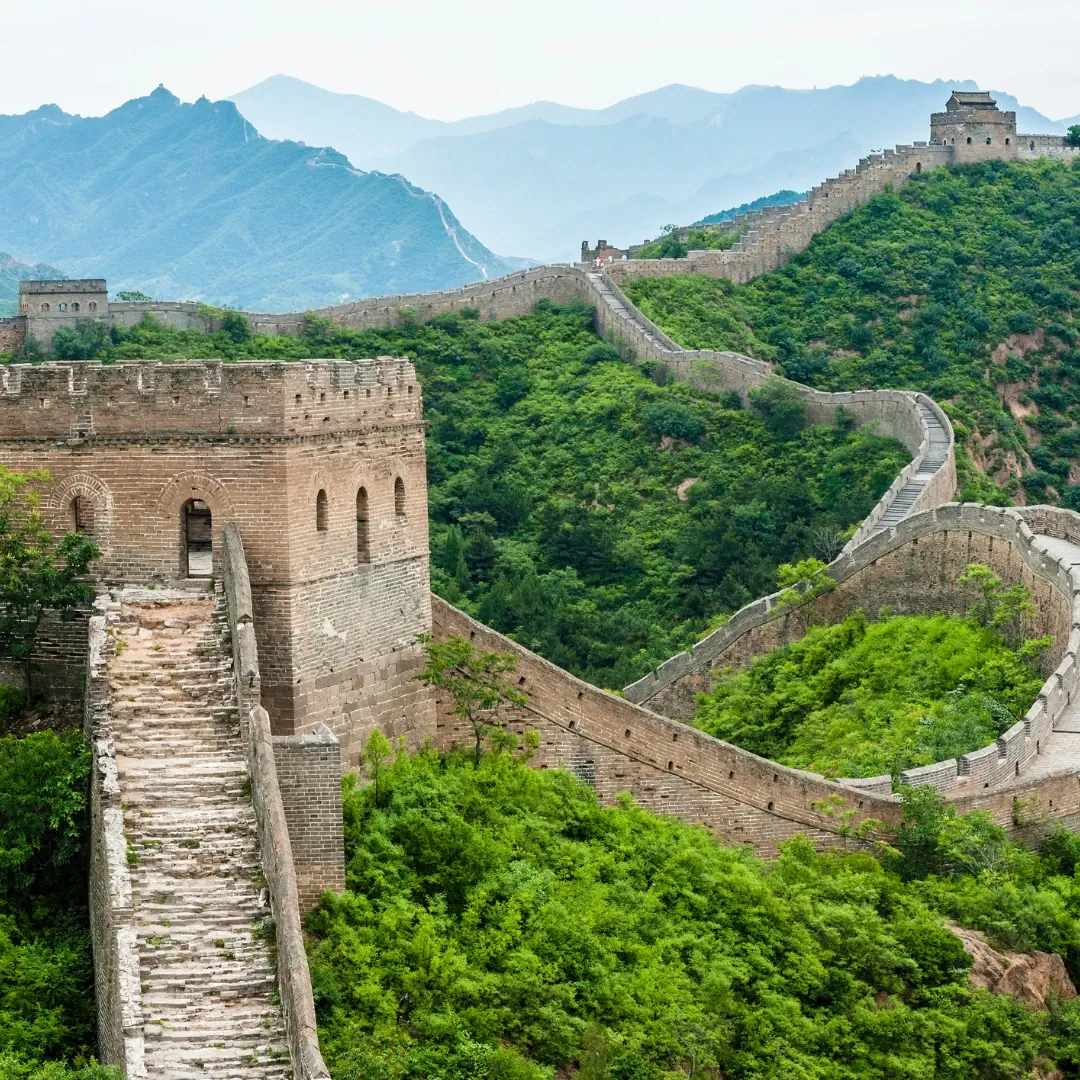 La Gran Muralla China recorriendo las montañas cercanas a Beijing, uno de los monumentos históricos más emblemáticos del país.