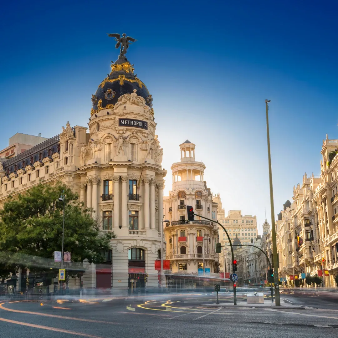 Gran Vía de Madrid, España, famosa avenida rodeada de edificios históricos y arquitectura emblemática de la capital.