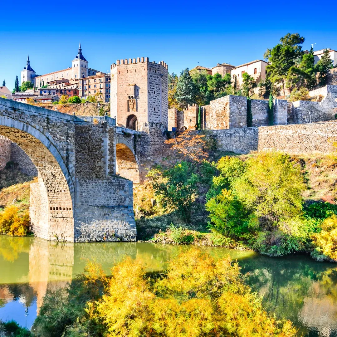 Vista panorámica del casco histórico de Toledo, España, ciudad reconocida por su patrimonio medieval y riqueza cultural.