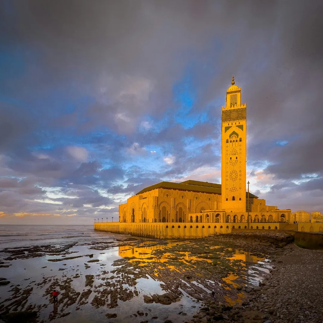 Mezquita Hassan II en Casablanca, Marruecos, impresionante monumento religioso ubicado junto al océano Atlántico.