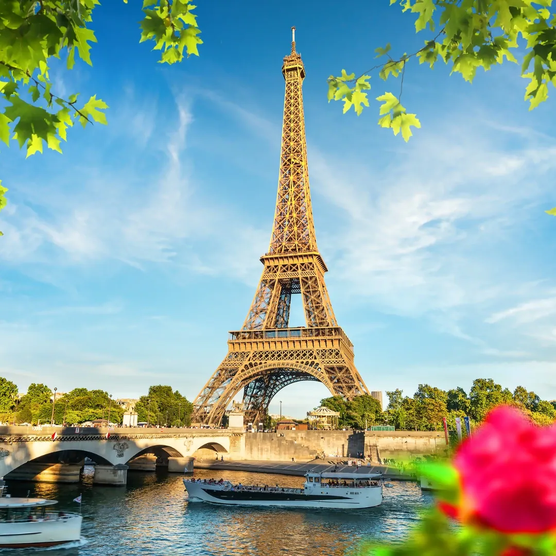 Torre Eiffel y el río Sena en París, Francia, uno de los destinos más emblemáticos del circuito por Europa.