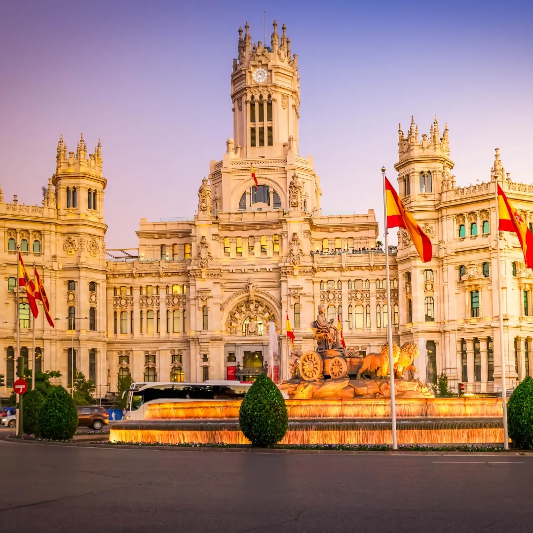 Plaza Mayor de Madrid, España, rodeada de edificios históricos y arquitectura tradicional de la capital española.