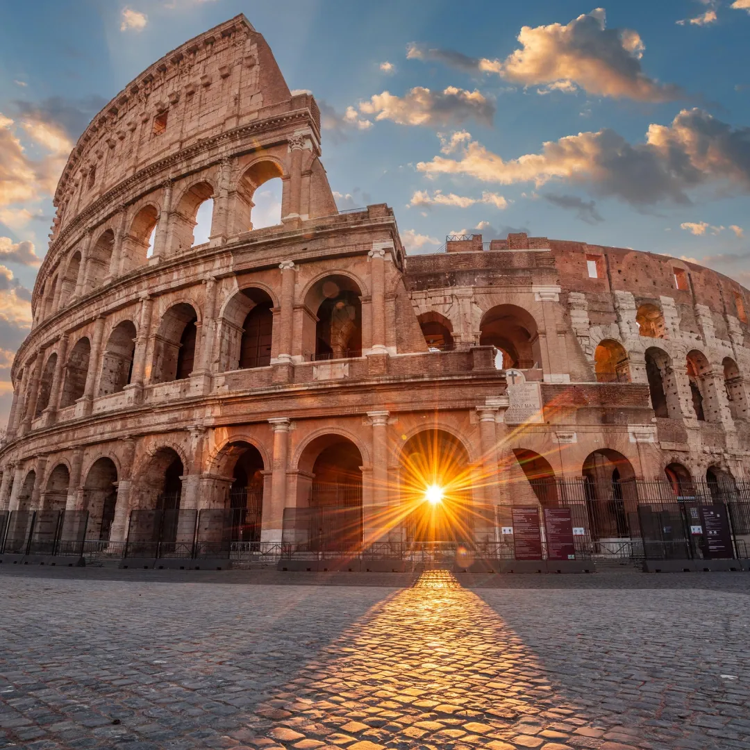 Coliseo Romano en Roma, Italia, uno de los monumentos más representativos de la historia del Imperio romano.