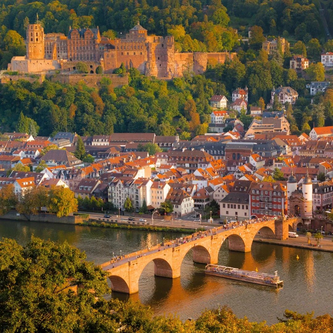 Heidelberg, Alemania, con su casco histórico, puente sobre el río Neckar y castillo medieval.