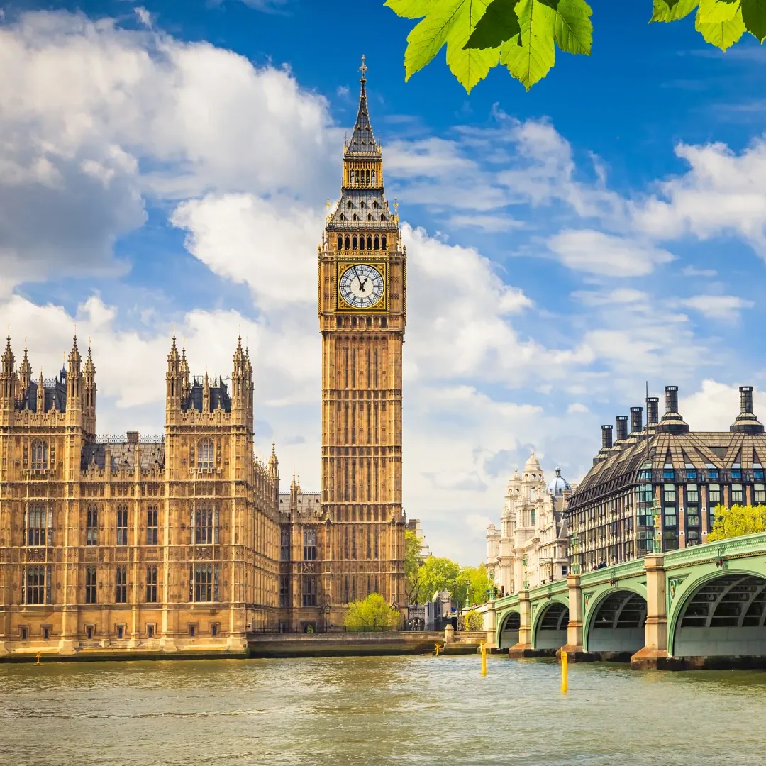 Big Ben, el Parlamento británico y el Puente de Westminster junto al río Támesis, en Londres, Inglaterra.