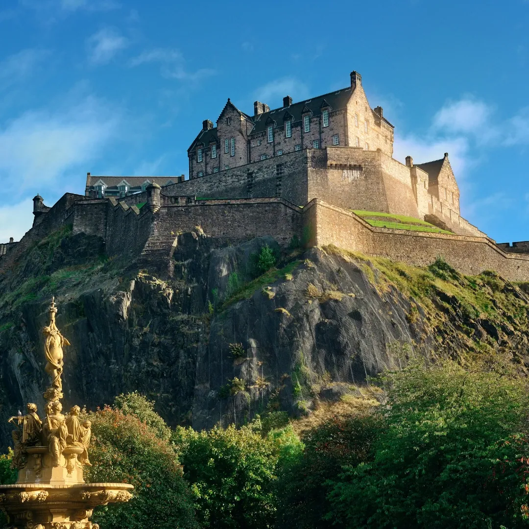 Castillo de Edimburgo y su casco histórico, con arquitectura medieval y monumentos emblemáticos de Escocia.