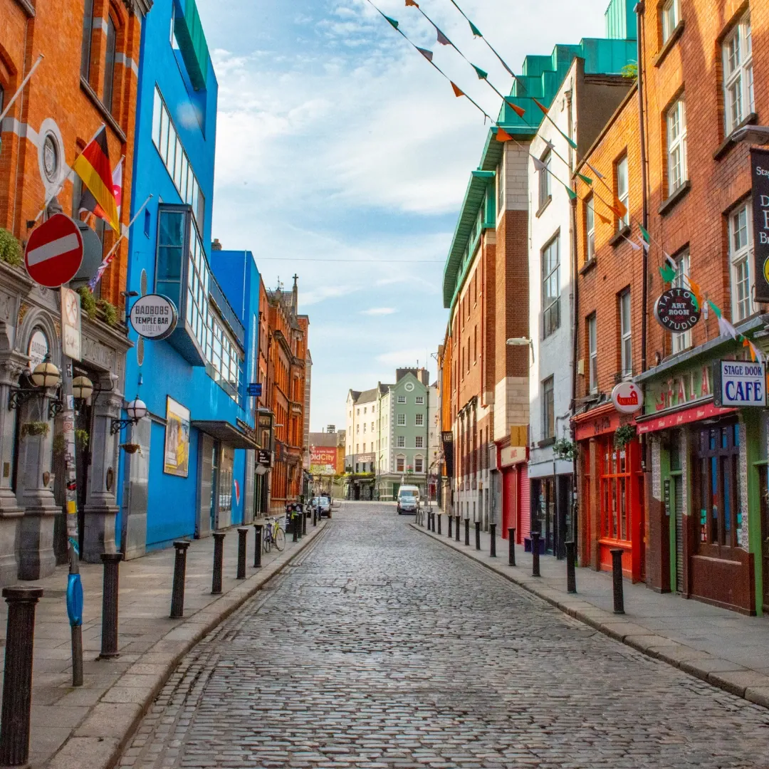 Río Liffey y el puente Ha'penny en Dublín, capital de Irlanda, con edificios históricos y ambiente urbano.