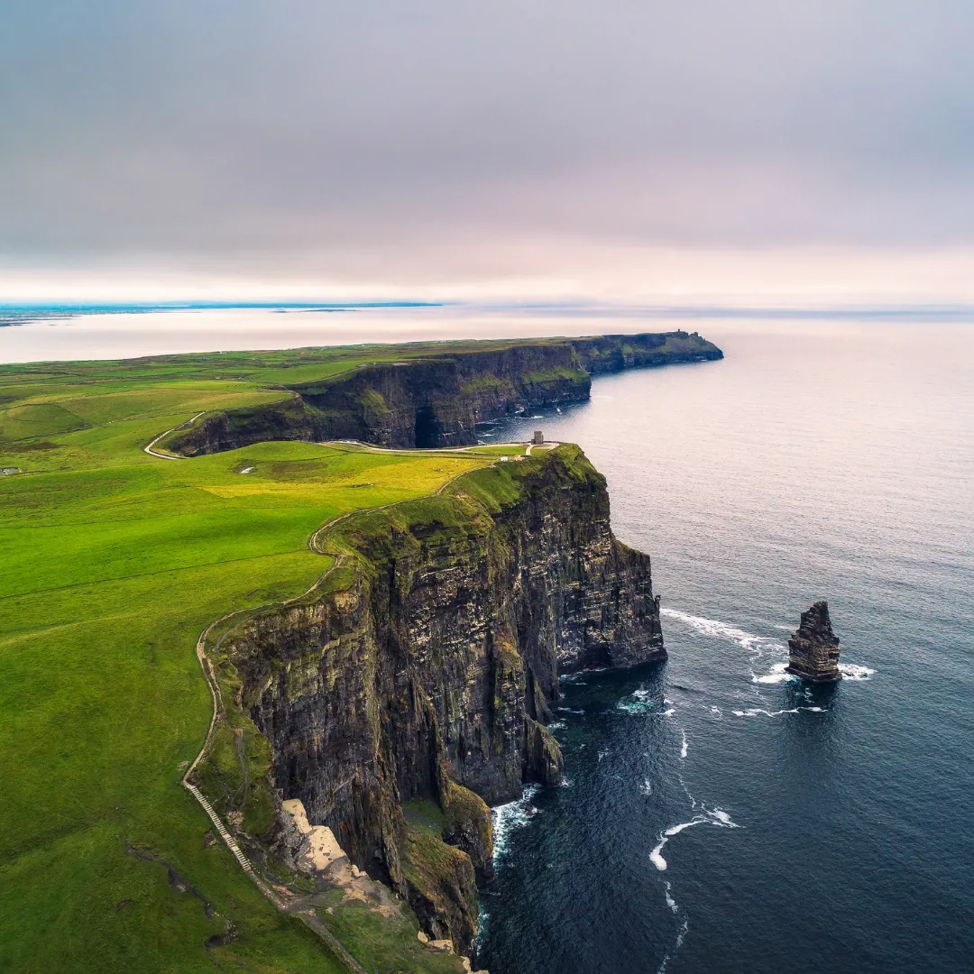 Acantilados de Moher en Irlanda, impresionantes formaciones rocosas que se elevan sobre el océano Atlántico.