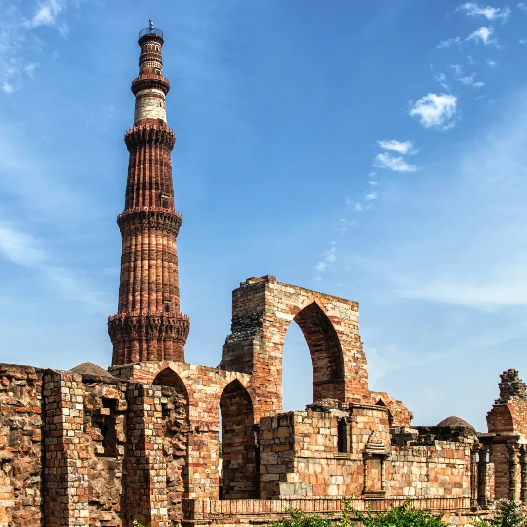 Qutub Minar, monumento histórico de Delhi, India, reconocido por su imponente torre y arquitectura tradicional.