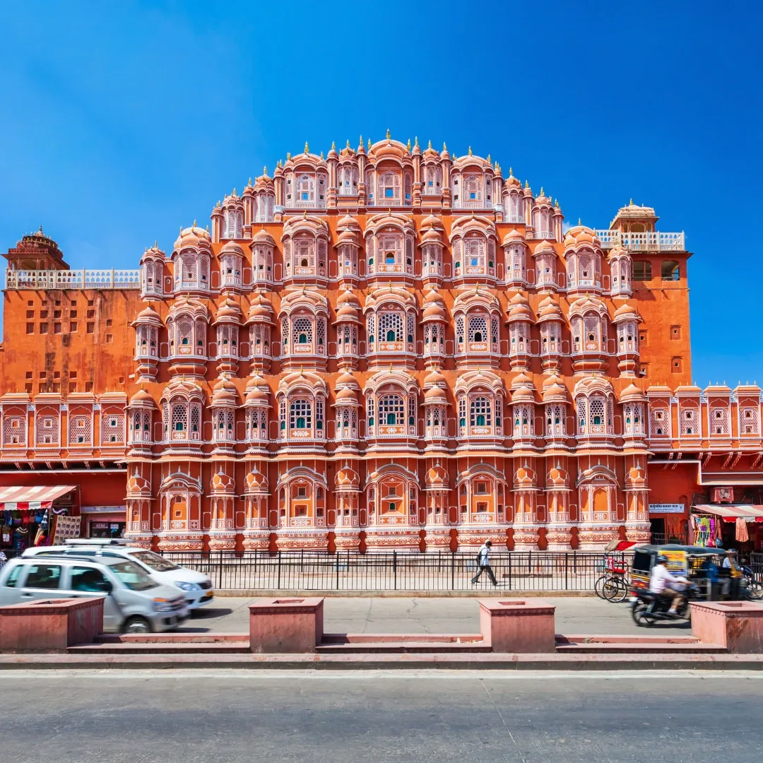 Hawa Mahal o Palacio de los Vientos en Jaipur, India, famoso por su fachada rosada y sus numerosas ventanas.